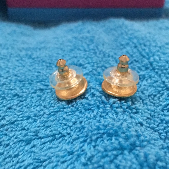 Gold tone sea shell earrings - Picture 2 of 3